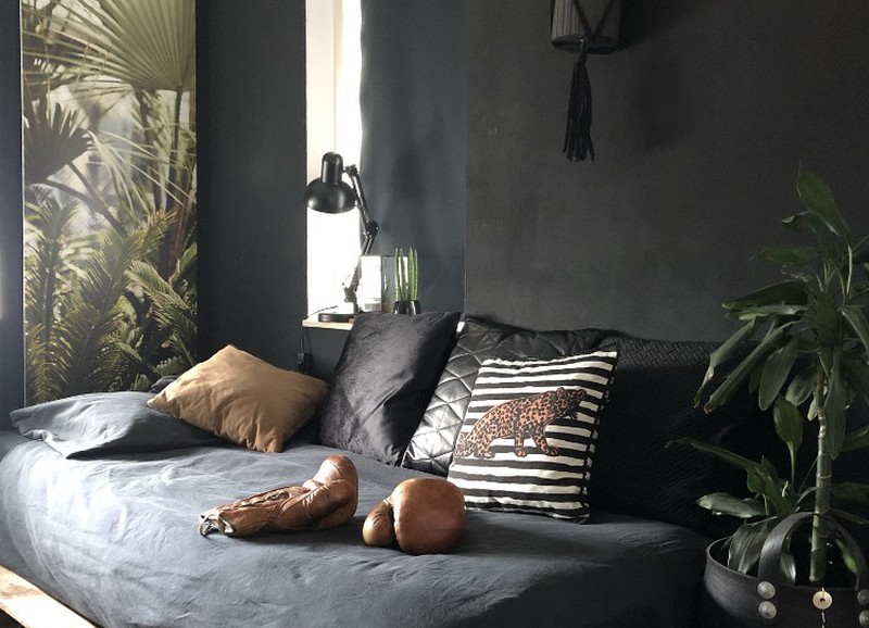 Shop the look: zwarte slaapkamer met groene details