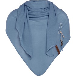 Knit Factory Lola Gebreide Omslagdoek - Driehoek Sjaal Dames - Stone Blue - 190x85 cm - Inclusief sierspeld