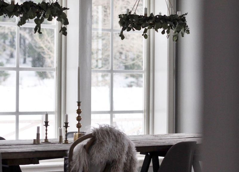 Prachtige subtiele kerstdecoratie in een Zweeds huis