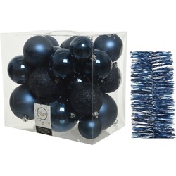 Kerstversiering kunststof kerstballen 6-8-10 cm met folieslingers pakket donkerblauw van 28x stuks - Kerstbal