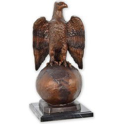 BRONZEN BEELD VAN EEN ADELAAR OP WERELDBOL