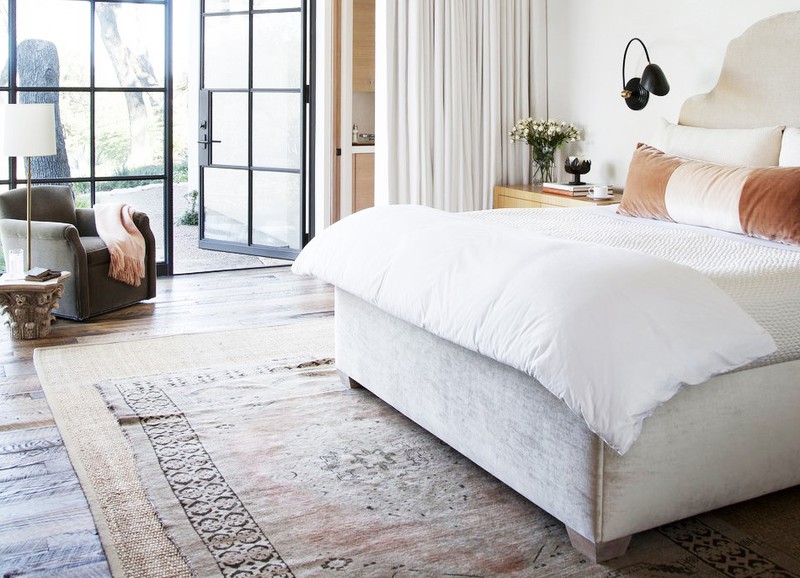 Deze simpele tip om je vloerkleed te stylen laat elke ruimte er beter uitzien