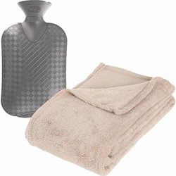 Fleece deken/plaid Beige 130 x 180 cm en een warmwater kruik 2 liter - Plaids