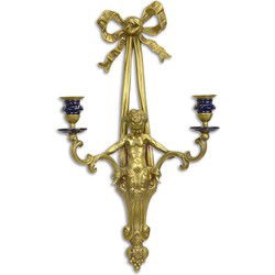 Twee licht porselein gemonteerde bronzen wandkandelaars applique