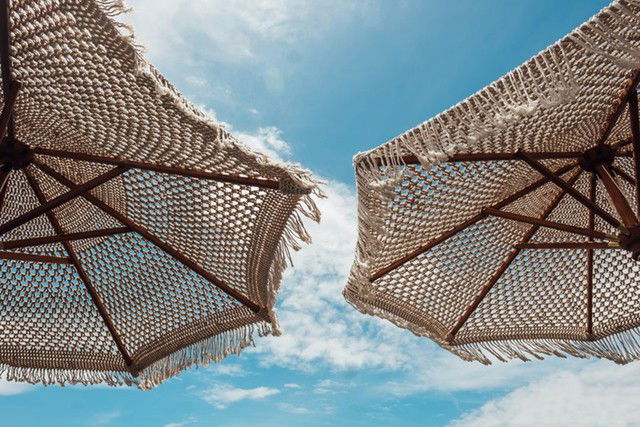 16x parasols (en parasolvoeten) die wél mooi staan in je tuin