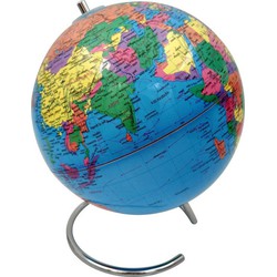 Decoratie wereldbol/globe blauw op ijzeren voet 20 x 24 cm - Wereldbollen