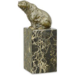 A BRONZE SCUPTURE OF A SITTING BEAR
