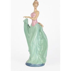 A PORCELAIN FIGURINE OF A DANCER
