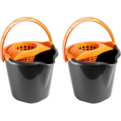 2x Huishoudemmers met dweil houder 13,5 liter zwart/oranje 32 x 30 cm - Emmers