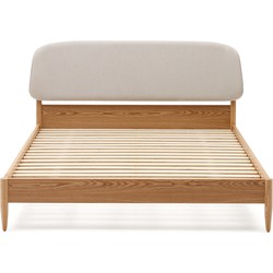 Kave Home - Octavia-bed in essen multiplex met wit gestoffeerd hoofdbord FSC Mix Credit, 180 x 200 cm