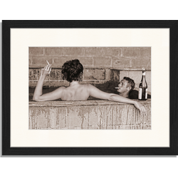 Steve McQueen in bath - Fotoprint in houten frame met passe partout - 30 X 40 X 2,5 cm