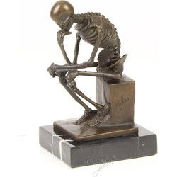 EEN BRONZEN BEELD VAN DE SKELET DENKER