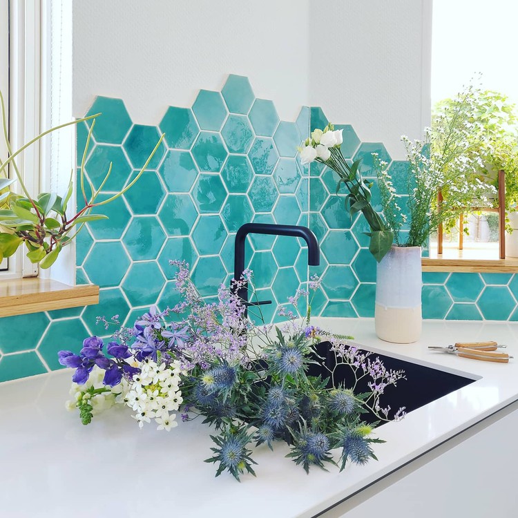 turquoise hexagon tegeltjes in keuken