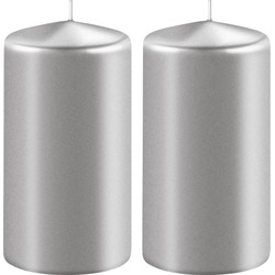 2x Kaarsen metallic zilver 6 x 10 cm 36 branduren sfeerkaarsen - Stompkaarsen