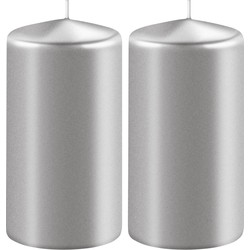 2x Kaarsen metallic zilver 6 x 8 cm 27 branduren sfeerkaarsen - Stompkaarsen