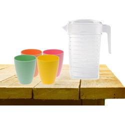 Set van 1x waterkan 1 liter met 4x drinkbekers kunststof gekleurd - Schenkkannen