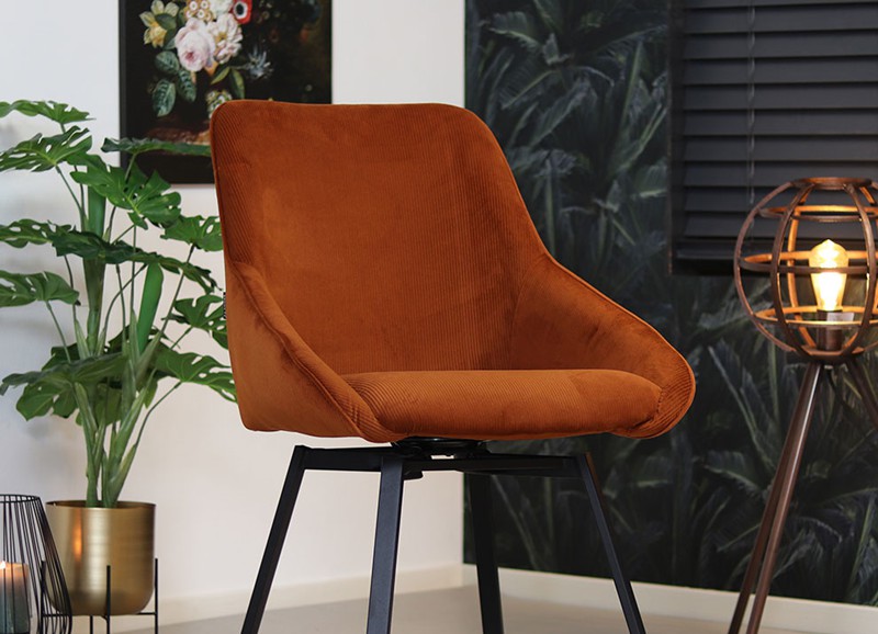 Trend: stoelen met koperkleurige (velvet) stof