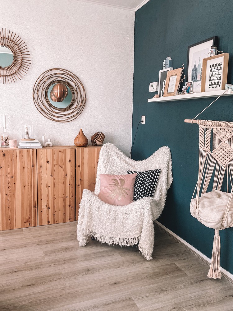 boho woonkamer met donkerblauwe muur