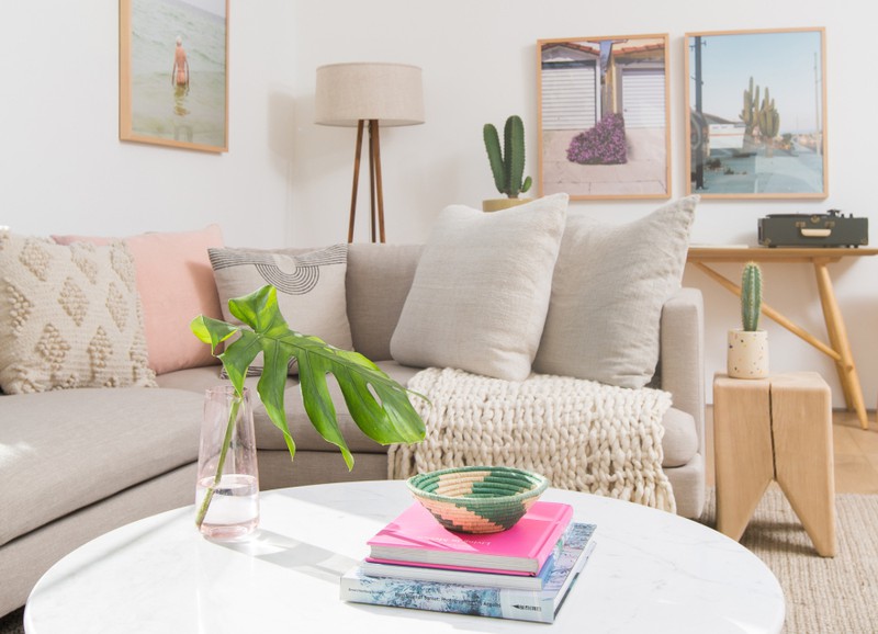 Shop the look: minimalistische woonkamer met pastelkleuren