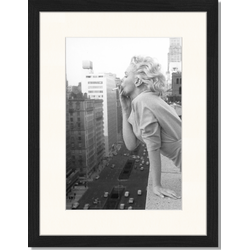 Marilyn at the Ambassador Hotel New York - Fotoprint in houten frame met passe partout - 30 X 40 X 2,5 cm