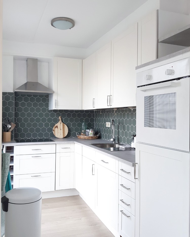 witte keuken met groene hexagon tegeltjes