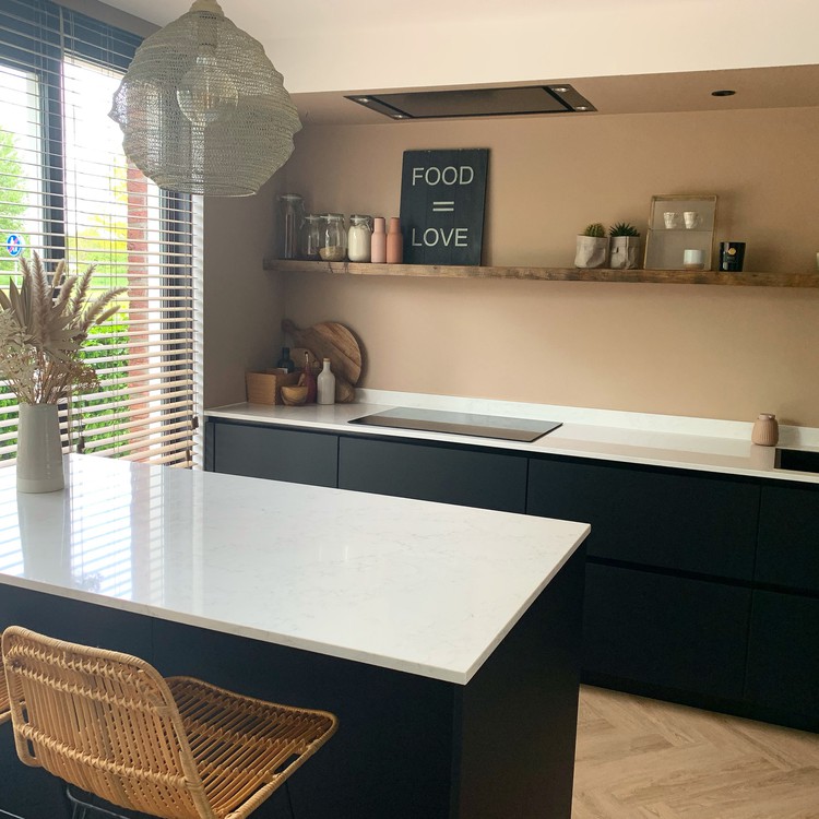 zwarte keuken wandplank zwevend roze muur