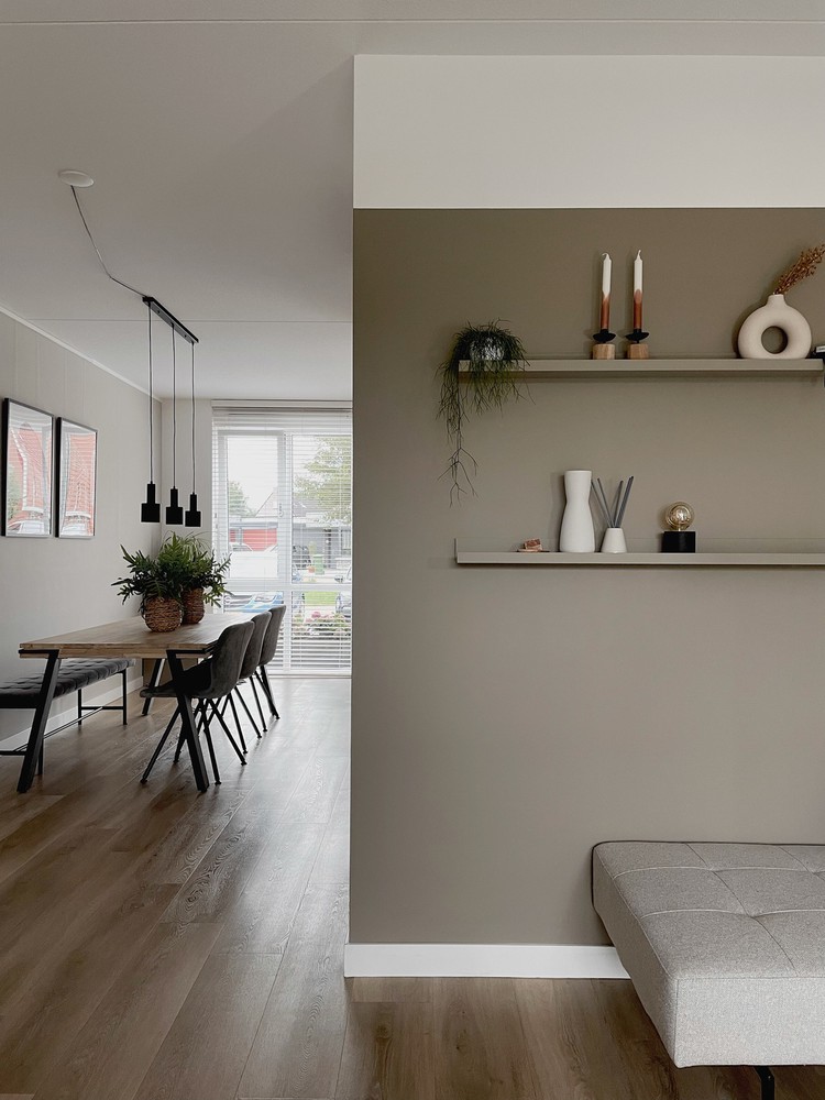 groen taupe vlak muur woonkamer 