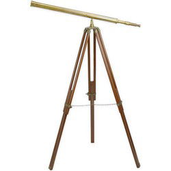 EEN MESSING TELESCOOP OP VOET