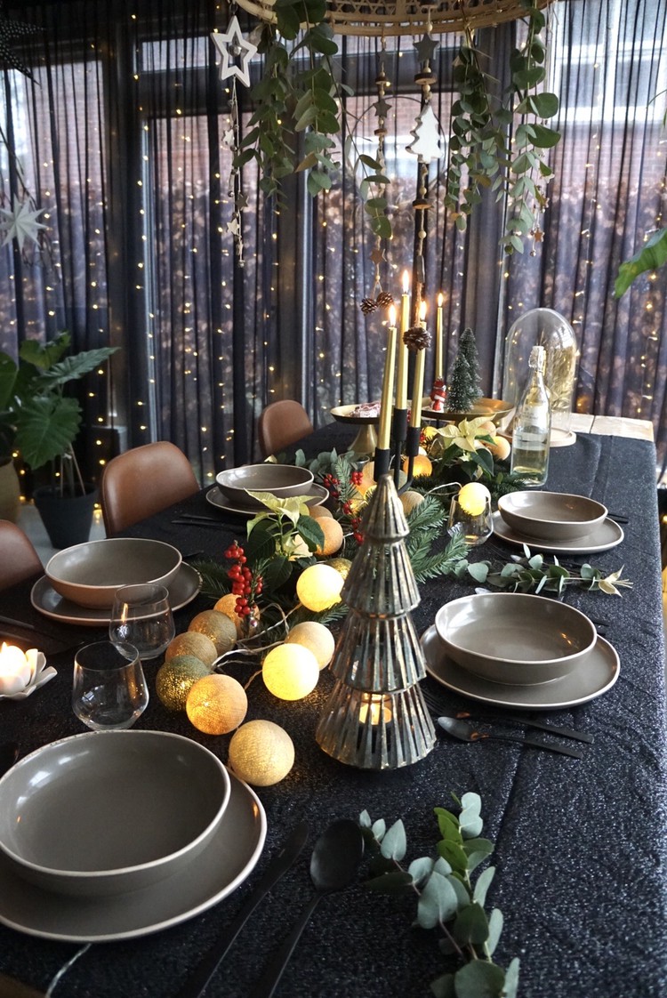 donkere-kerstdiner-tafel