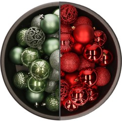 74x stuks kunststof kerstballen mix van salie groen en rood 6 cm - Kerstbal