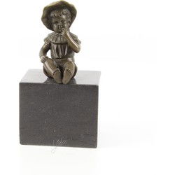 Bronzen zittend meisje op grote marmeren voet