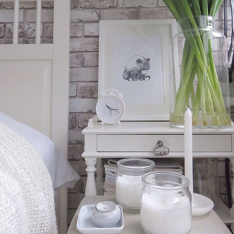 lichte slaapkamer met geurkaarten en wekker