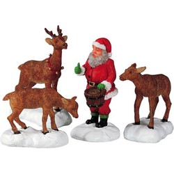 Santa feeds reindeer - LEMAX