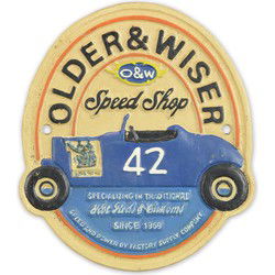 Gietijzeren "older & wiser speed shop" plaquette