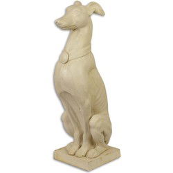 Gietijzeren sculptuur van een zittende hazewindhond op sokkel