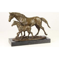 BRONZEN BEELD VAN EEN PAARD EN VEULEN