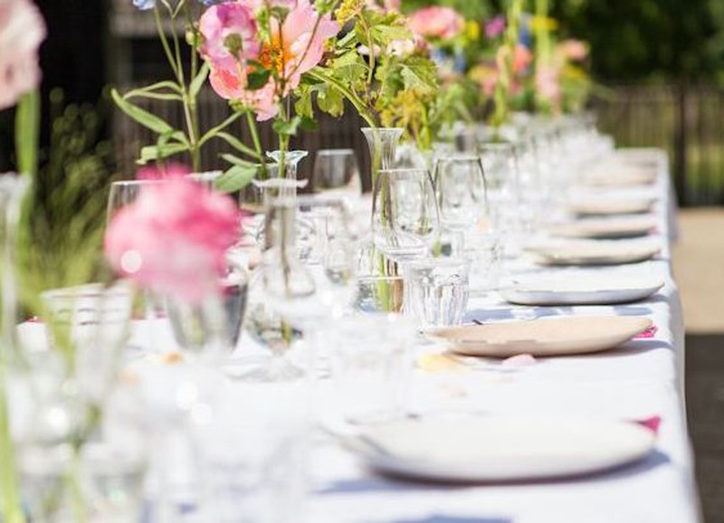 De tafel stylen met zomerse kleurtjes