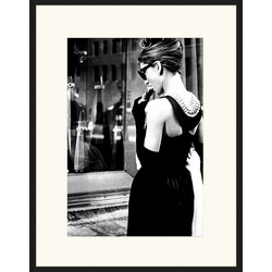 Any Image Print 'Audrey Hepburn Windowshopping' - Schilderij - Wanddecoratie - Inclusief beukenhouten lijst - Poster - 73x93cm - Zwarte lijst met Passe Partout