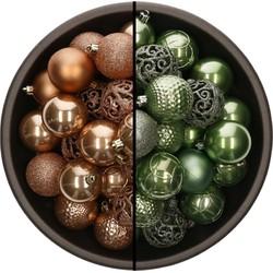 74x stuks kunststof kerstballen mix van camel bruin en salie groen 6 cm - Kerstbal