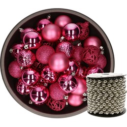 Kunststof kerstballen 37x stuks fuchsia roze 6 cm en kralenslinger zilver - Kerstbal