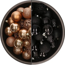 74x stuks kunststof kerstballen mix zwart en camel bruin 6 cm - Kerstbal