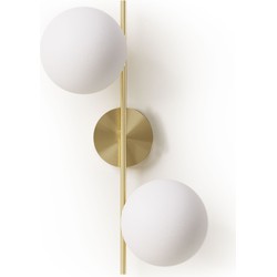 Kave Home - Mahala stalen wandlamp met messing afwerking en twee matglazen bollen