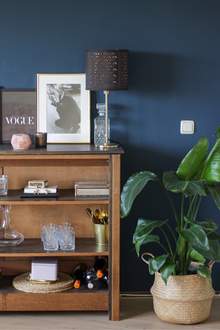 marineblauwe muur donker dressoir hout