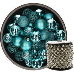Kunststof kerstballen 37x stuks turquoise blauw 6 cm en kralenslinger zilver - Kerstbal