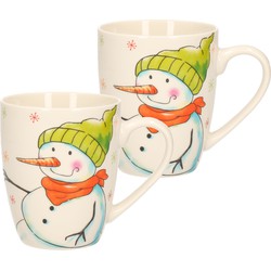2x stuks kerstmok/wintermok sneeuwpop met groene muts en oranje sjaal van poreselein 10 cm - Bekers