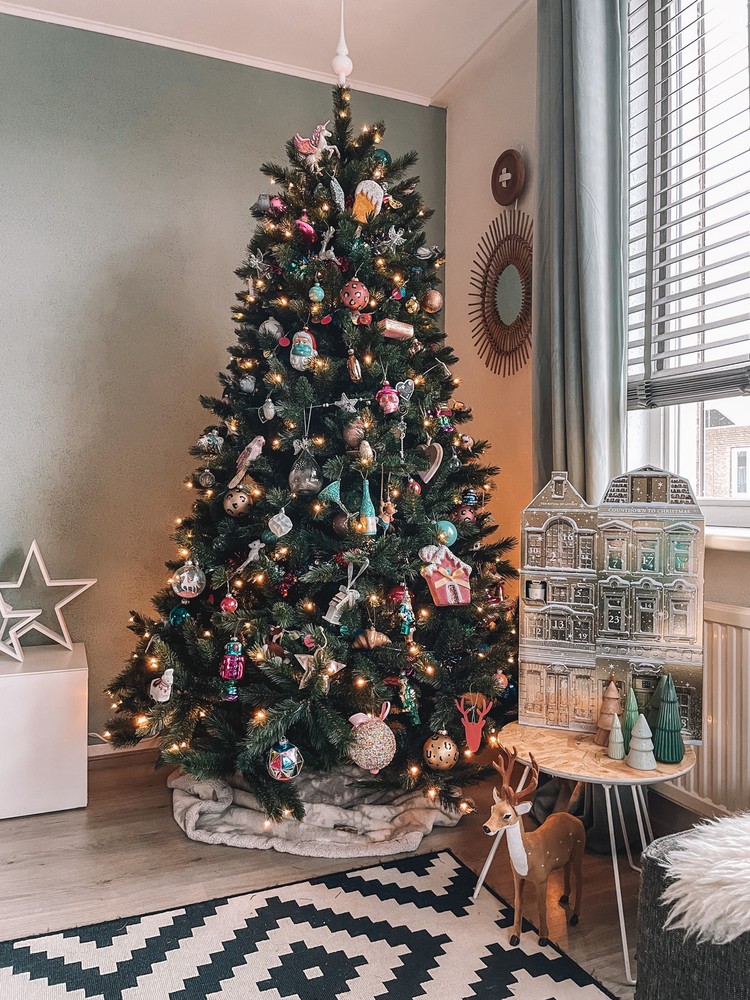 kerstboom-gekleurde-ornamenten