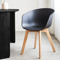 Scandinavische Eetkamerstoel Herning Zwart – Kunststof Kuip – Beukenhouten Poten