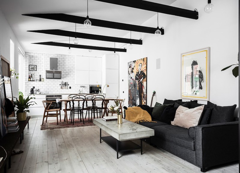Binnenkijken in een klein, Zweeds huis met een zwart-witte basis