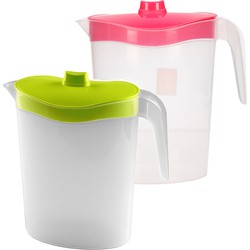 Setje van 2x stuks water/sap/schenk kannen van kunststof in groen en roze 2.5 liter inhoud - Schenkkannen