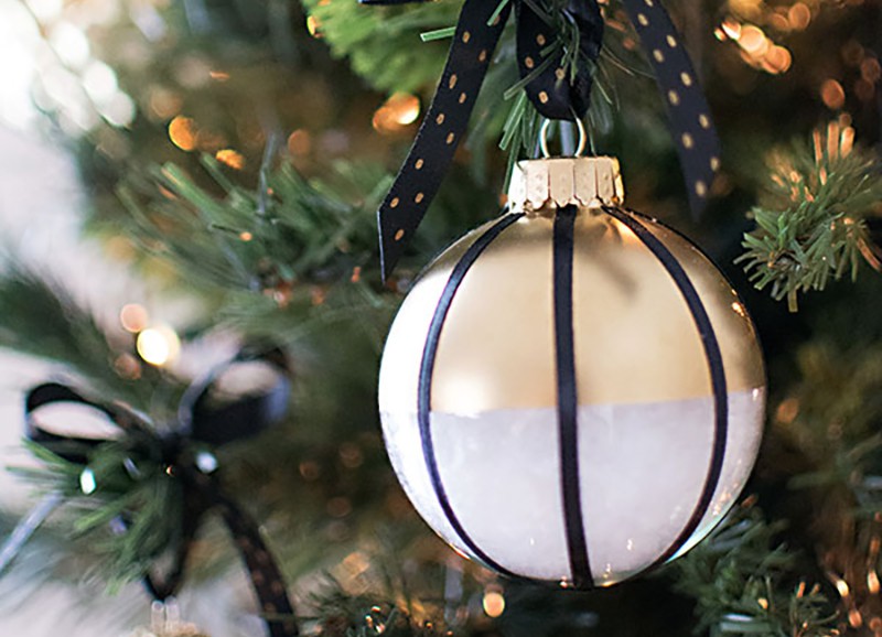 DIY: zwart, wit en gouden kerstballen